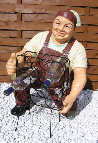  Weinkellner mit Weinregal